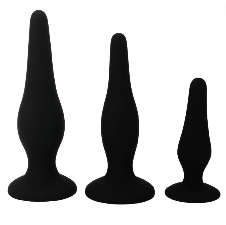 Kit Pretty Love de tres tapones anales negros, vistos de frente en distintos tamaños.