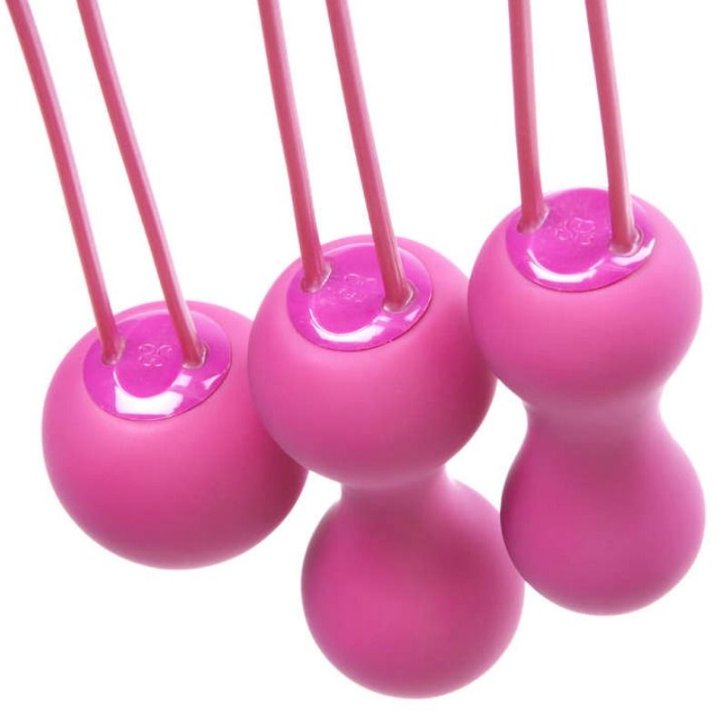Detalle de las bolas Kegel Je Joue Ami en fucsia, con tres bolas visibles y cordones finos.