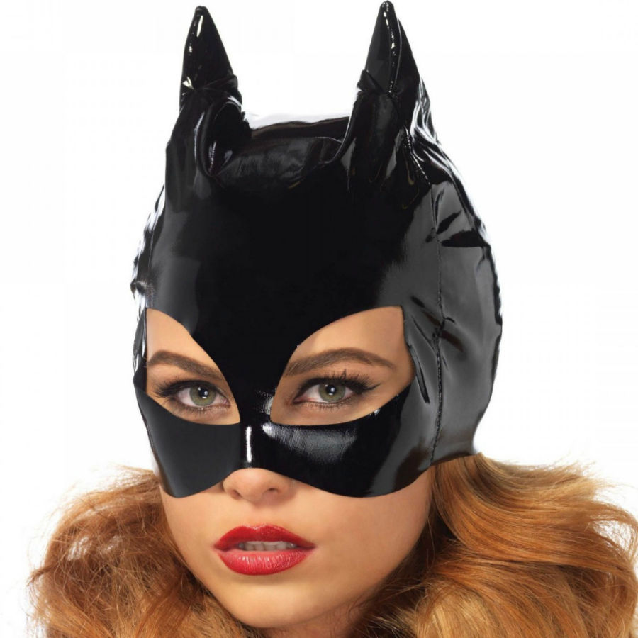 Máscara estilo Catwoman de vinilo negro Leg Avenue, puesta por una modelo.