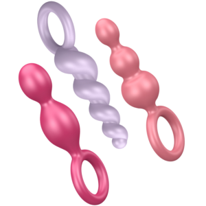 Satisfyer, set de 3 plugs anales tricolor sobre fondo blanco.
