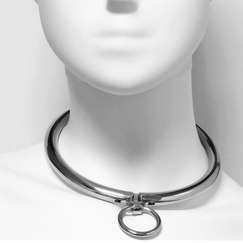 Collar metálico Metal Hard en vista frontal sobre el cuello de un maniquí, con cierre de anilla.