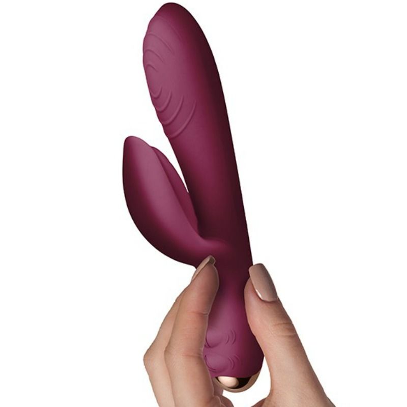 ROCKS-OFF Everygirl vibrador rabbit burdeos en detalle, sujetado con las manos.