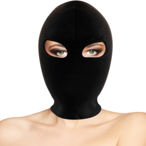 Modelo con máscara de sumisión negra con abertura para los ojos.