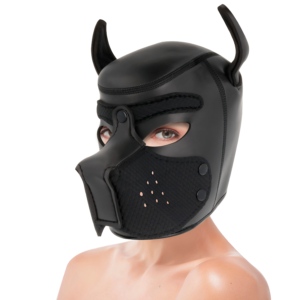 Capucha canina negra Darkness Bondage con bozal desmontable, vista frontal lateral sobre modelo.