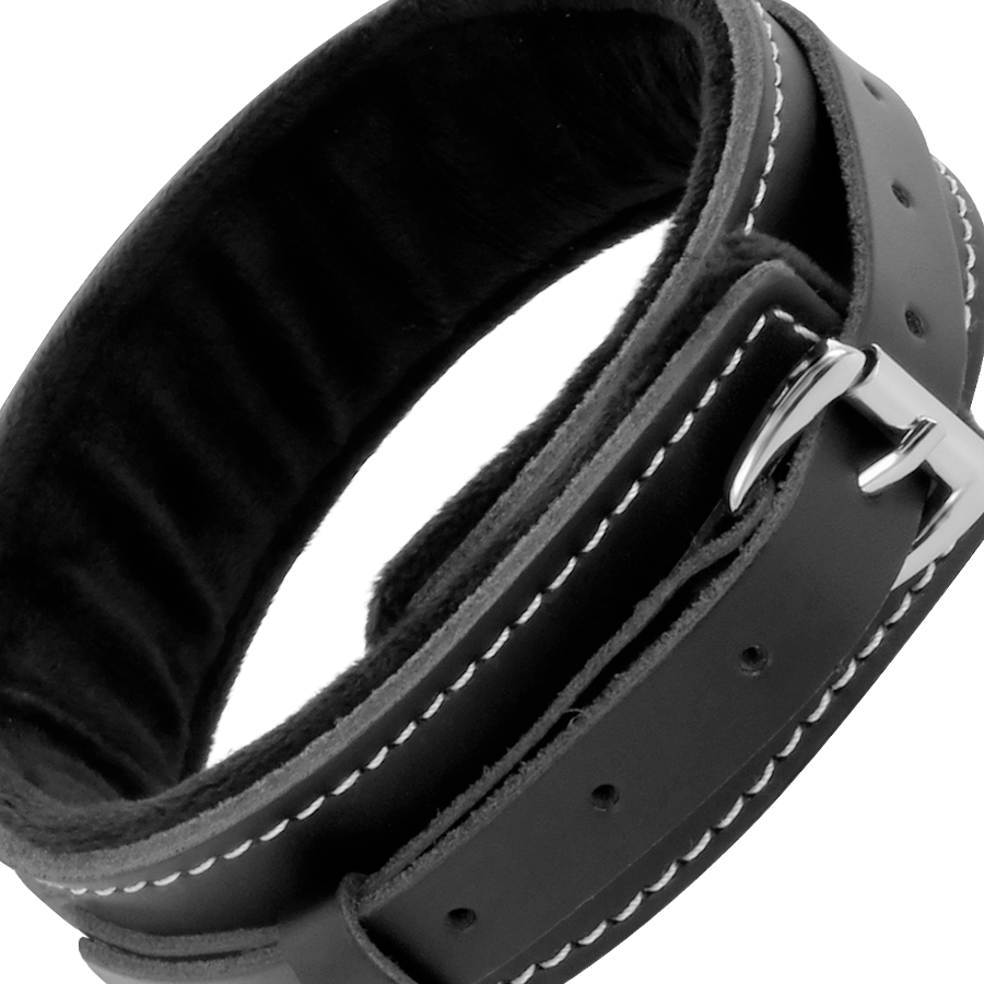 Detalle del collar de cuero Darkness Bondage negro con costuras blancas y hebilla metálica.