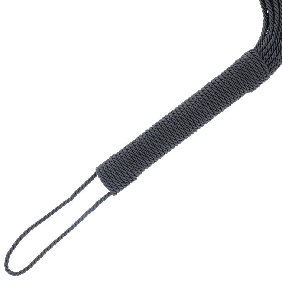 Detalle del flogger Darkness Sensations negro con mango trenzado y extremo en bucle.