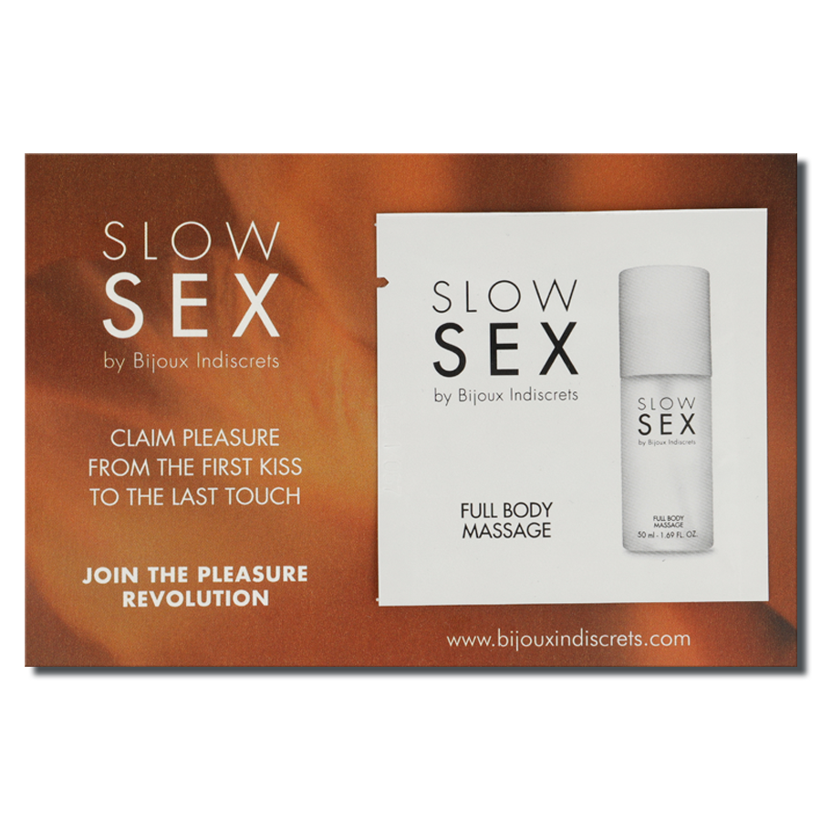 Envase de BIJOUX Slow Sex Gel de masaje corporal sobre fondo naranja.