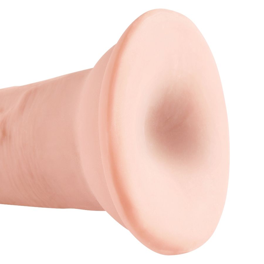 Detalle del dildo KING COCK en tono carne con base redondeada.