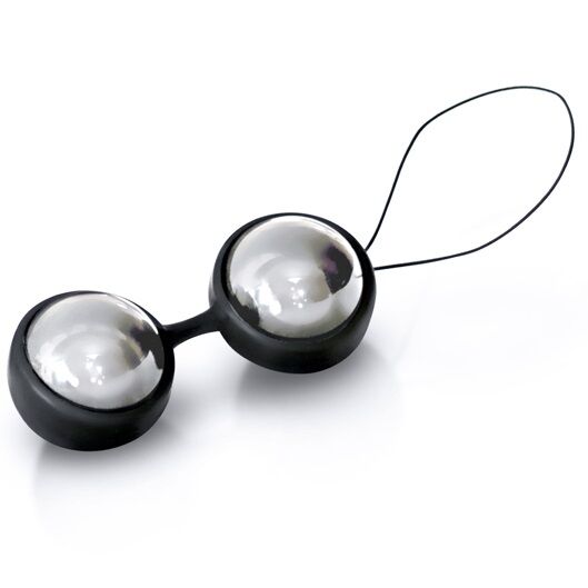 LELO LUNA Beads de acero inoxidable, vista frontal de dos esferas negras con cordón.