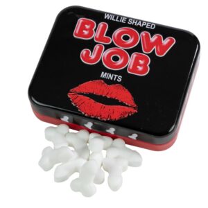 Lata Spencer & Fleetwood Blow Job con mints blancos visibles y diseño negro y rojo.