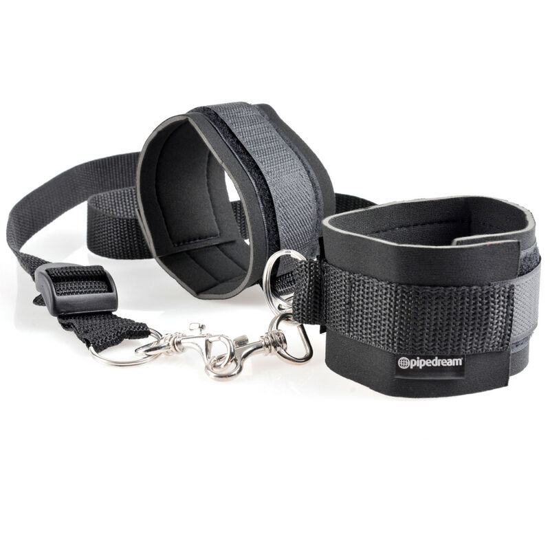Kit bondage Fetish Fantasy Series con esposas negras y correas de sujeción, con conectores metálicos.
