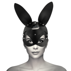 Antifaz Coquette Chic Desire negro con orejas de conejo, llevado por una modelo.