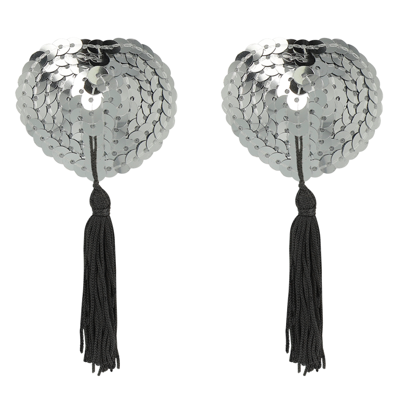 Detalle de los cobertores para pezones Coquette Chic Desire plateados, con diseño de corazón y borla negra.