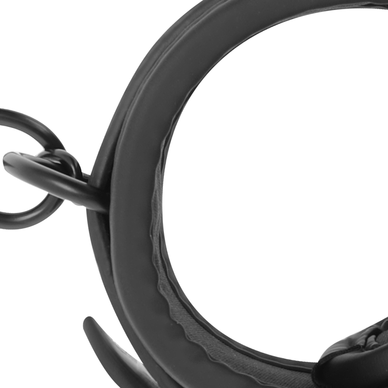 Detalle de la esposa negra Fetish Submissive con forro de neopreno y anilla metálica.