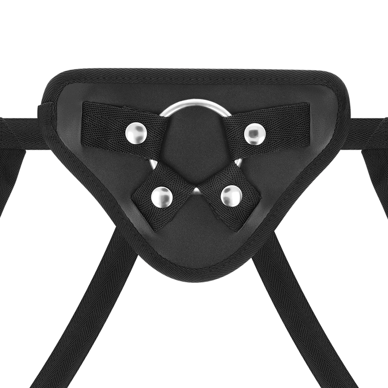 Detalle del arnés strap-on DELTACLUB negro con anilla metálica visible.