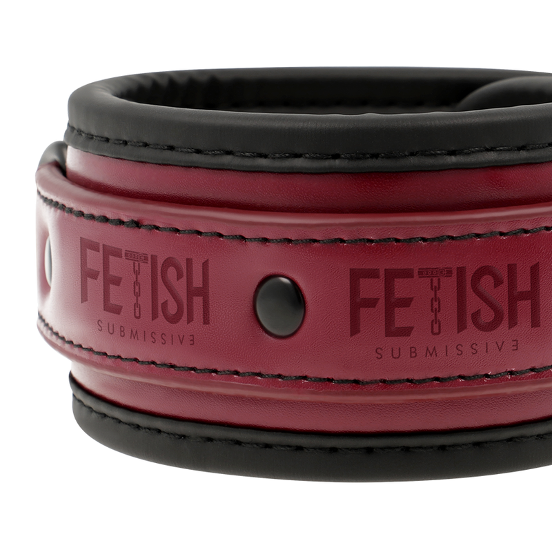 Detalle de las tobilleras Fetish Submissive Dark Room en rojo y negro.