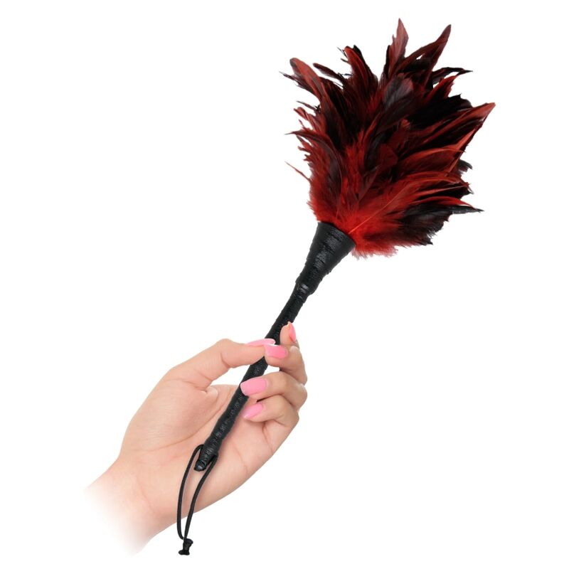 Pluma acariciadora Fetish Fantasy Series negra y roja, sujeta con la mano.